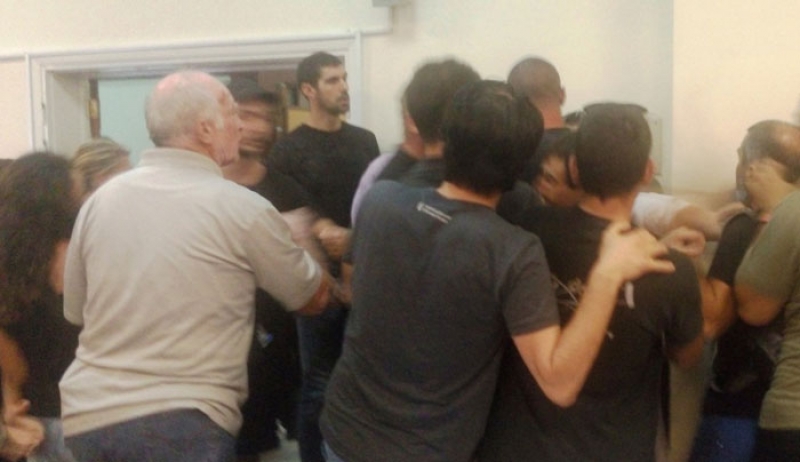 Άγρια επεισόδια και φωνές στο Δημοτικό Συμβούλιο Βόλου [εικόνες &amp; βίντεο]