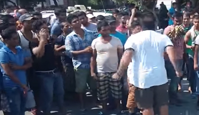 ΑΓΑΝΑΚΤΙΣΜΕΝΟΣ πολίτης εναντίον μεταναστών έξω από το αστυνομικό τμήμα ΚΩ (βίντεο)
