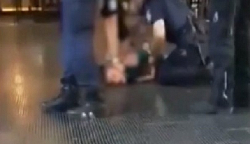 Νεαρός καταγγέλλει άγριο ξυλοδαρμό από αστυνομικό - Bίντεο ντοκουμέντο