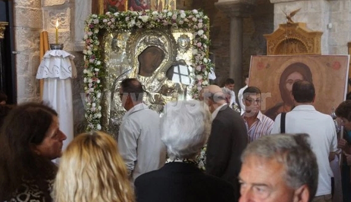 Χιλιάδες κόσμου στον Πειραιά για την υποδοχή της Εικόνας της Παναγίας Εκατονταπυλιανής