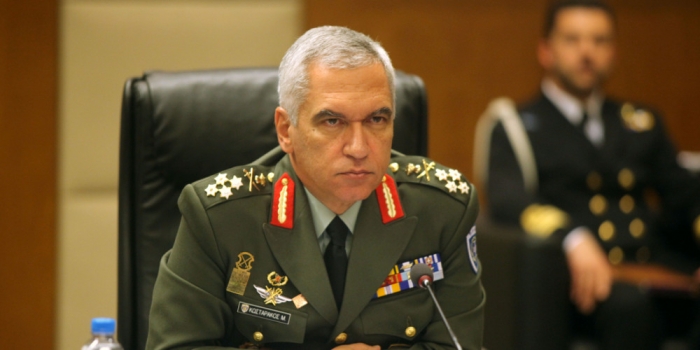 Άγρια πυρά Κωσταράκου: Προσβολή στο στράτευμα η κατάργηση των διακριτικών από τις στολές
