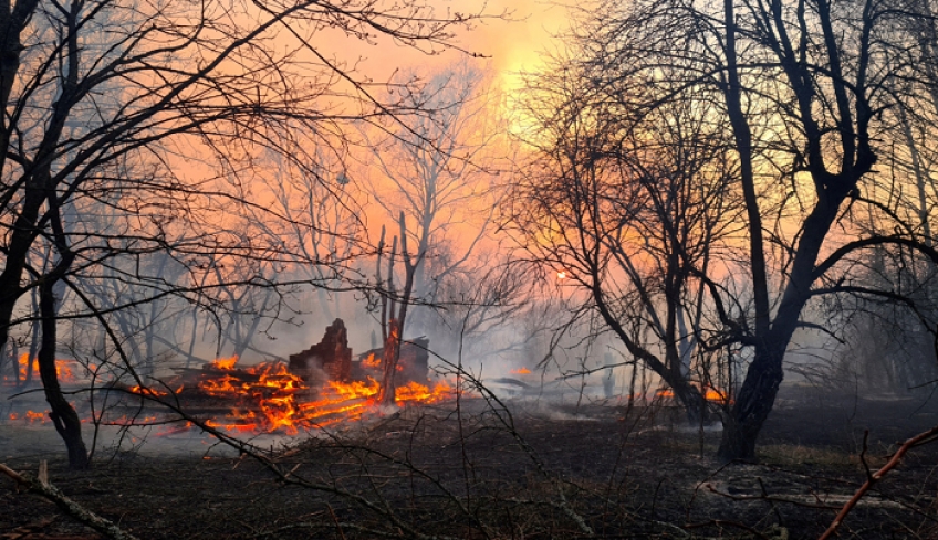 Συναγερμός στο Τσερνόμπιλ: Σε απόσταση «αναπνοής» από το πυρηνικό εργοστάσιο η φωτιά στην περιοχή