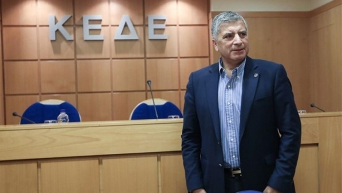 Να μην καταθέσουν τα ταμειακά τους διαθέσιμα, καλεί τους δήμους η ΚΕΔΕ