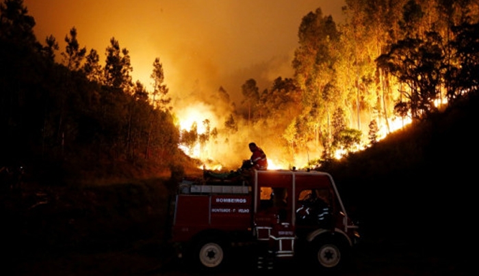 Φωτιά - εφιάλτης στην Πορτογαλία! Τουλάχιστον 25 νεκροί, οι περισσότεροι κάηκαν μέσα στα αυτοκίνητά τους!