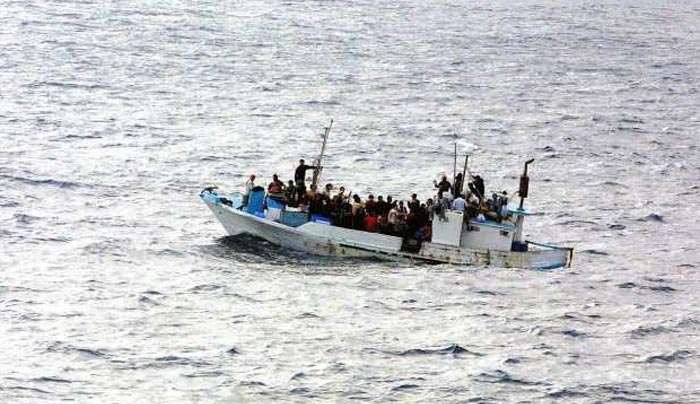 Διά βίου απαγόρευση εισόδου στην Αυστραλία για όσους έρχονται με πλοία χωρίς έγγραφα, ακόμη και αν αποδειχθεί ότι είναι πρόσφυγες.