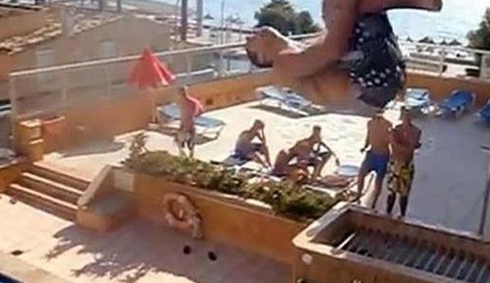 Παραλογισμός: Μεθυσμένοι τουρίστες στην Ισπανία κάνουν βουτιές … από τα μπαλκόνια