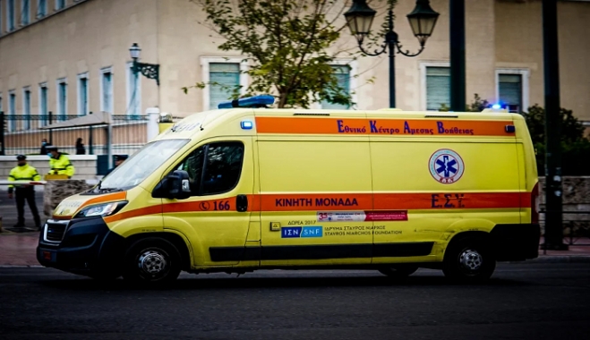 Κολωνάκι: Σε κρίσιμη κατάσταση 13χρονη, έπεσε από όροφο πολυκατοικίας