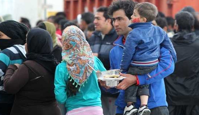 Σε 4.500 οι πρόσφυγες στον Πειραιά - Διανομή ενημερωτικών φυλλαδίων από το υπ. Ναυτιλίας