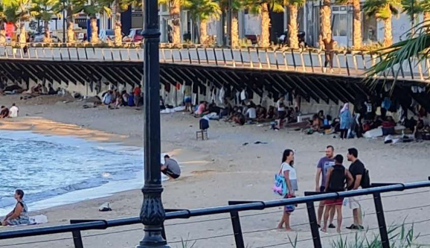 Επιχείρηση εκκένωσης της παραλίας “Κόβα” από τους παράνομους μετανάστες (ΗΧ)