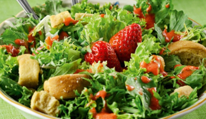 Πράσινη σαλάτα με dressing φράουλας και παξιμαδάκια Κυθήρων