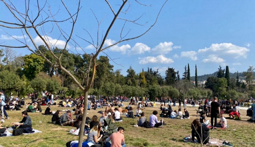 Χιλιάδες πολίτες «ξεχύθηκαν» στα πάρκα της Αθήνας (βίντεο)