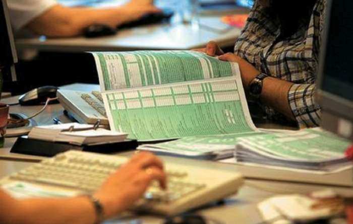 Στον «αυτόματο πιλότο» οι φορολογικές δηλώσεις μισθωτών και συνταξιούχων – Από φέτος θα τις συμπληρώνει η Εφορία
