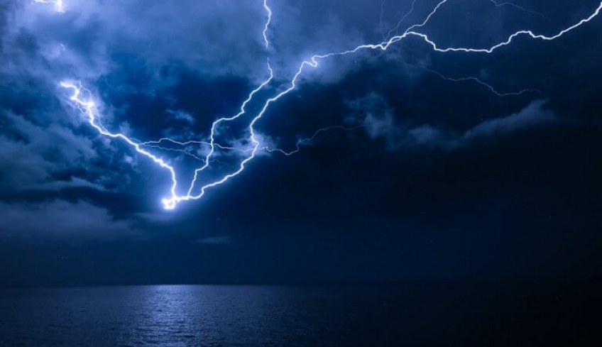 Ποιο καλοκαίρι; 6250 κεραυνοί το απόγευμα της Τρίτης!