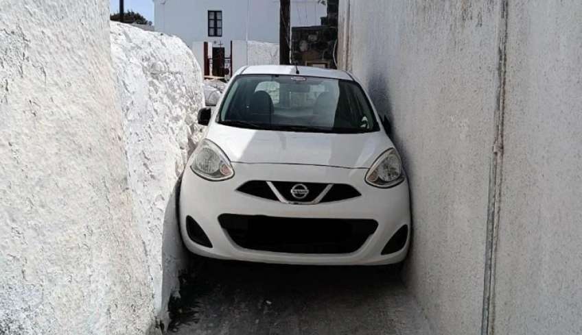 Σαντορίνη: Αυτοκίνητο σφήνωσε σε στενό δρόμο στη Μεσαριά
