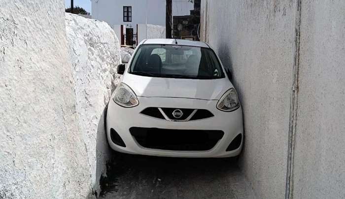 Σαντορίνη: Αυτοκίνητο σφήνωσε σε στενό δρόμο στη Μεσαριά