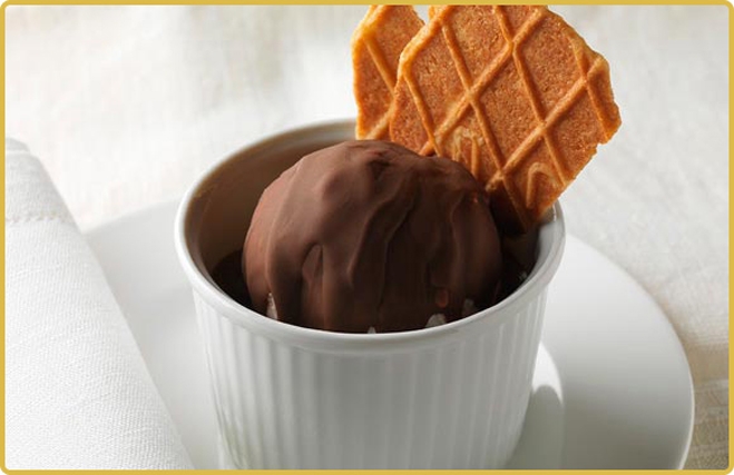 Μπαλίτσες παγωτού με επικάλυψη μαύρης σοκολάτας