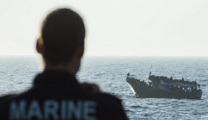 Η Ιταλία «διώχνει» πλοιάριο με 450 πρόσφυγες και μετανάστες