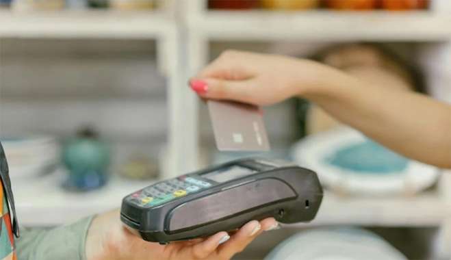 «Πρεμιέρα» σήμερα (31/3) για την προπληρωμένη κάρτα στα επιδόματα του ΟΠΕΚΑ