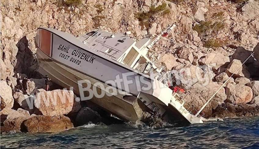 Σκάφος της Τουρκικής Ακτοφυλακής προσέκρουσε στα βράχια.