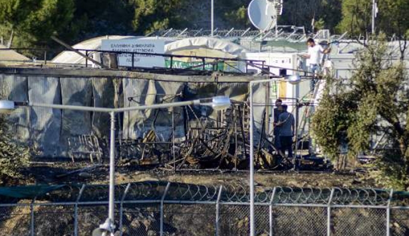 Ξεσηκώθηκαν οι πρόσφυγες στη Μόρια -Χειροβομβίδες κρότου και λάμψης από την αστυνομία