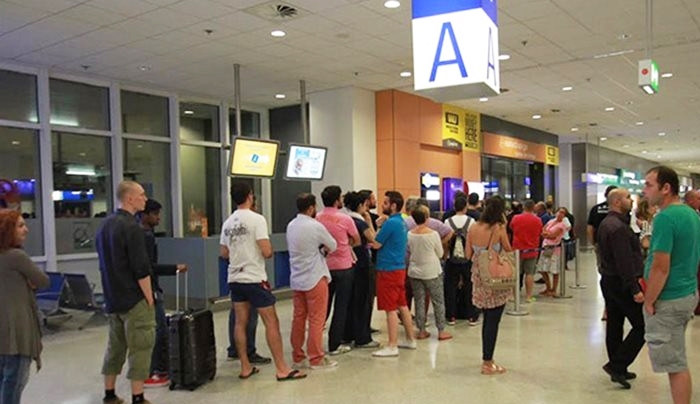 Το όριο αναλήψεων στα ATM δεν θα ισχύσει για τους τουρίστες με ξένες κάρτες