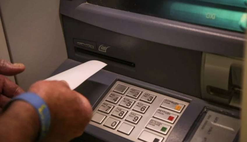Τραπεζικό «μαχαίρι» στις προμήθειες: Ποιες καταργούνται και ποιες μειώνονται