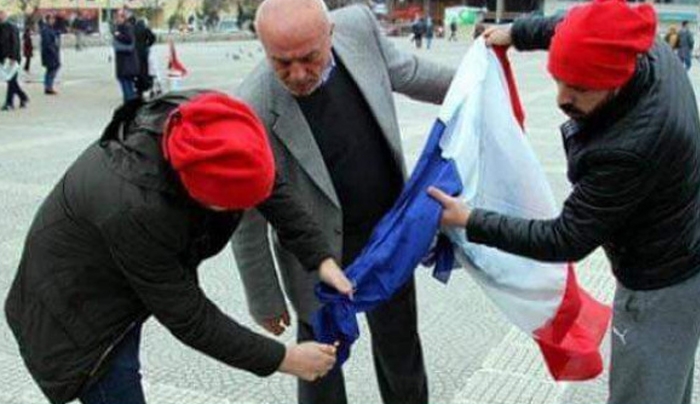 Επική γκάφα: Τούρκοι έκαψαν τη γαλλική αντί για την ολλανδική σημαία!