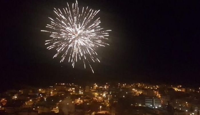 Λάμψη και πυροτεχνήματα σε όλη την Ελλάδα για την υποδοχή του 2018 [βίντεο]