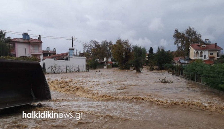 «Πνίγηκαν» Θάσος και Χαλκιδική από την κακοκαιρία: Λάσπη, πλημμύρες και καταστροφές [βίντεο]