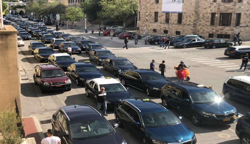 Παράσταση διαμαρτυρίας από 250 οδηγούς ταξί στο κέντρο της Ρόδου για την Uber (φωτορεπορτάζ)