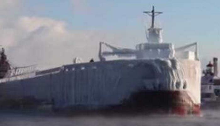 Πλοίο… παγόβουνο μπαίνει σε λιμάνι [Βίντεο]