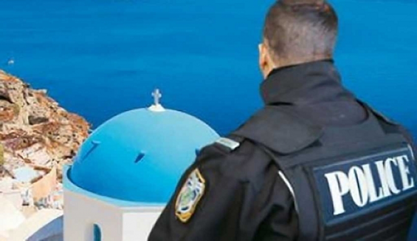 Guardian: Η Ελλάδα στέλνει την αστυνομία στα νησιά όπου η μετάλλαξη Δέλτα κτυπά “κόκκινο”