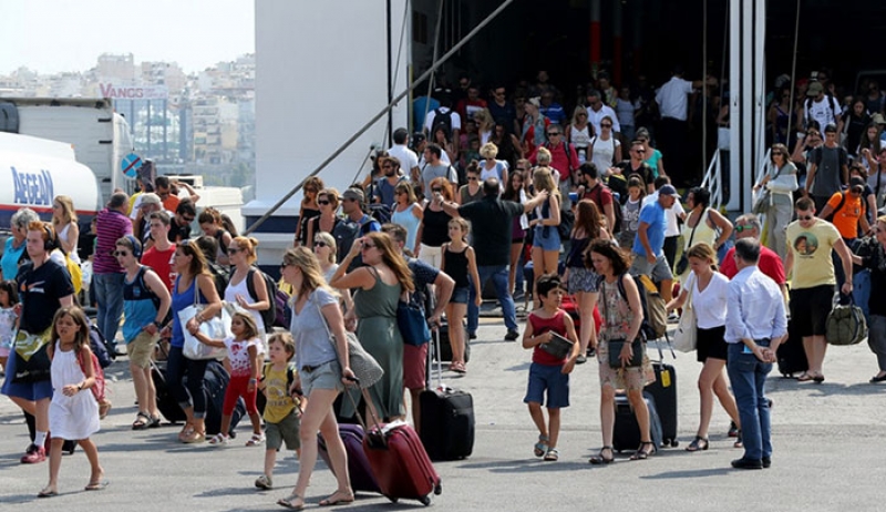 Πανζουρλισμός στα λιμάνια μετά την λήξη της απεργίας - Μάχη για ένα εισιτήριο - Αλλαγές στα δρομολόγια πλοίων