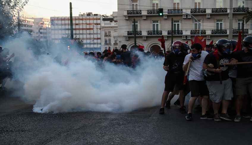 Επεισόδια στο Σύνταγμα: Εννέα συλλήψεις και πάνω από δέκα προσαγωγές