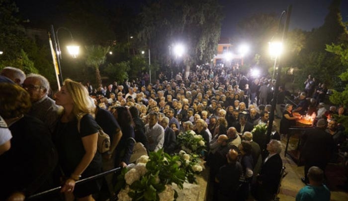 Ολονυχτία στη μνήμη του Κωνσταντίνου Μητσοτάκη: Η Κρήτη τον αποχαιρετά [φωτό, βίντεο]
