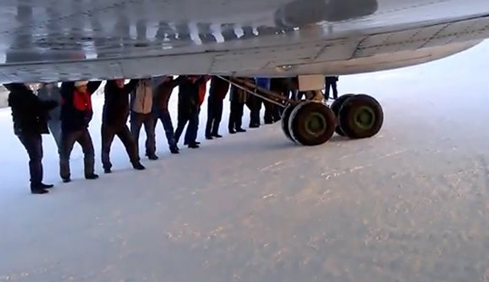 Επιβάτες κατέβηκαν από το αεροπλάνο για να το σπρώξουν (videο)