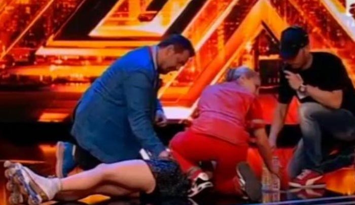 Λιποθύμησε στη σκηνή διαγωνιζόμενη του X-Factor! (Βίντεο)