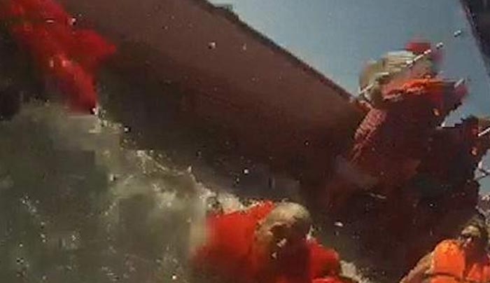 Τρόμος στη θάλασσα: Καταμαράν με 100 επιβάτες βυθίζεται [βίντεο]