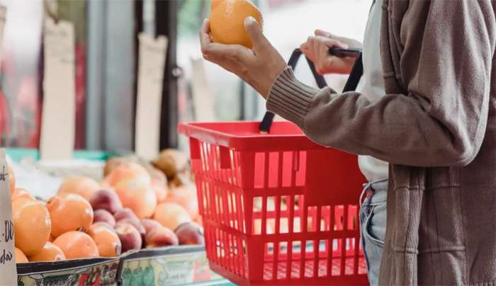 Συγκρατημένα αισιόδοξοι οι Έλληνες καταναλωτές σύμφωνα με έρευνα