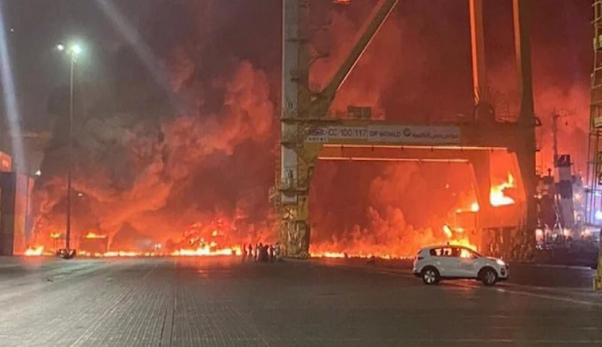 Μεγάλη έκρηξη συγκλόνισε το λιμάνι του Ντουμπάι: Στις φλόγες φορτηγό πλοίο [βίντεο]