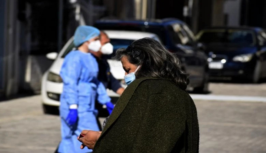 ΕΟΔΥ: Τι αλλάζει στους όρους καραντίνας και απομόνωσης κρουσμάτων και στενών επαφών