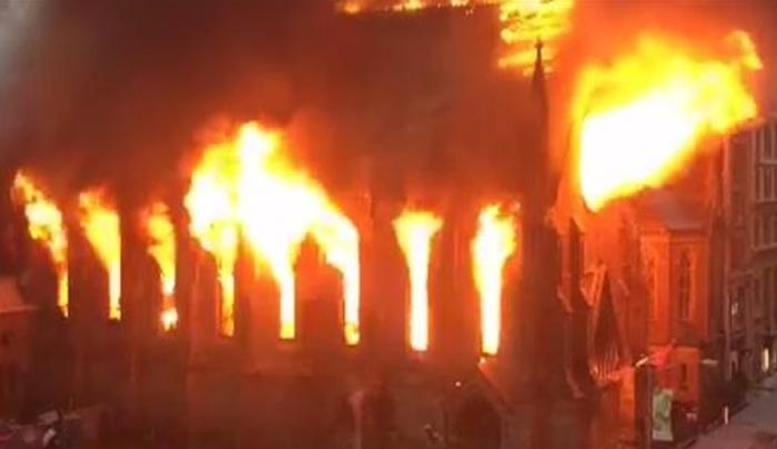 Στις φλόγες ιστορικός ναός στο Μανχάταν (βίντεο)