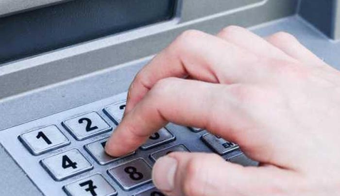 Capital controls με άλλο όνομα – Πώς προωθούνται οι συναλλαγές χωρίς μετρητά