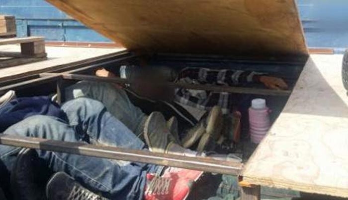 Θεσσαλονίκη: Ετσι στοίβαξε διακινητής, 17 μετανάστες σε ειδική κρύπτη στο φορτηγό του [εικόνες]