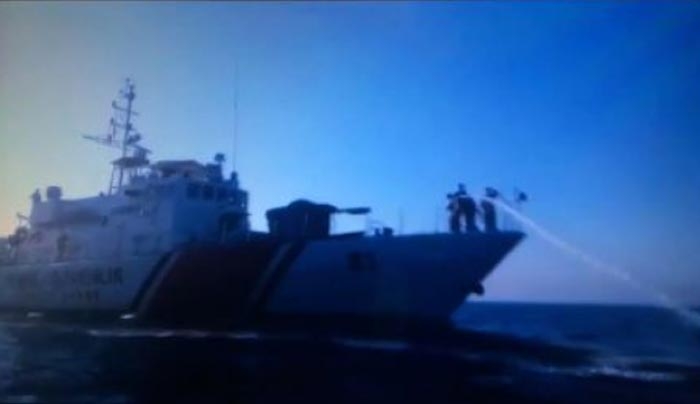 Εικόνες ντροπής: Σκάφος της τουρκικής ακτοφυλακής πετά νερό με μάνικα κατά προσφύγων - ΒΙΝΤΕΟ