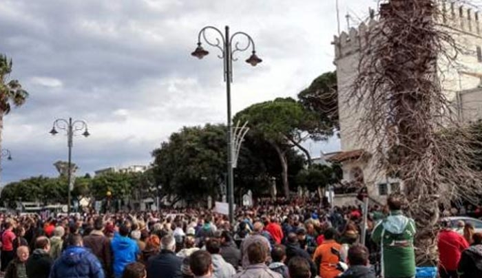Μετέφεραν 72 μετανάστες στην Κω -Εξαλλος ο δήμαρχος: Μας εκδικείται η κυβέρνηση, υπάρχει τσίπα;