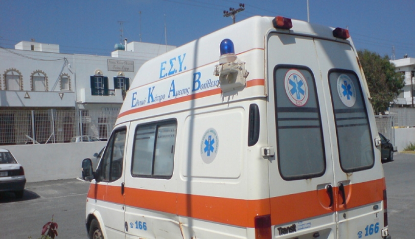 Απίστευτες εικόνες στην Φολέγανδρο: «Έμεινε» το ασθενοφόρο και μετέφεραν την τραυματία σε καρότσα