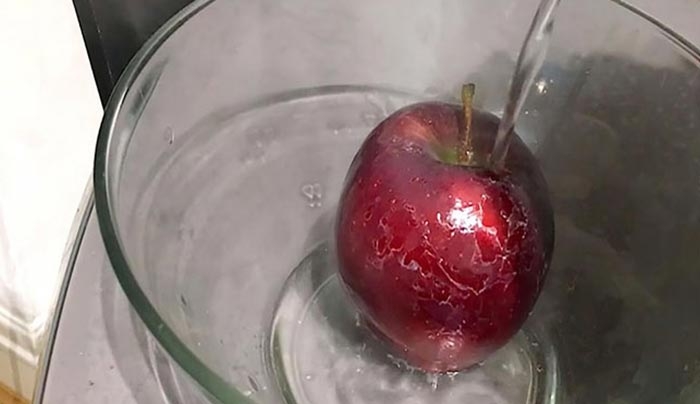 Ρίχνει Βραστό Νερό σε ένα Μήλο του Εμπορίου. Μόλις Δείτε ΤΙ Συμβαίνει στη Φλούδα του, θα Εξοργιστείτε…