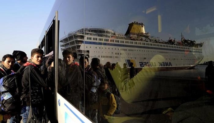 Σχεδόν 2.000 πρόσφυγες αποβιβάστηκαν στον Πειραιά