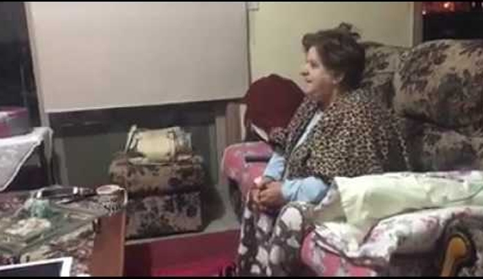 Η γιαγιά Νίτσα που έγινε viral βλέποντας Survivor - Γέλιο μέχρι δακρύων [βίντεο]